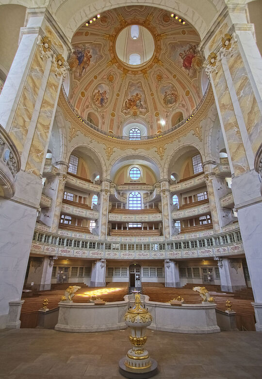 Frauenkirche i Dresden från insidan: bänkarna är skyddade med Osmo Hardvaxolja Originalet
