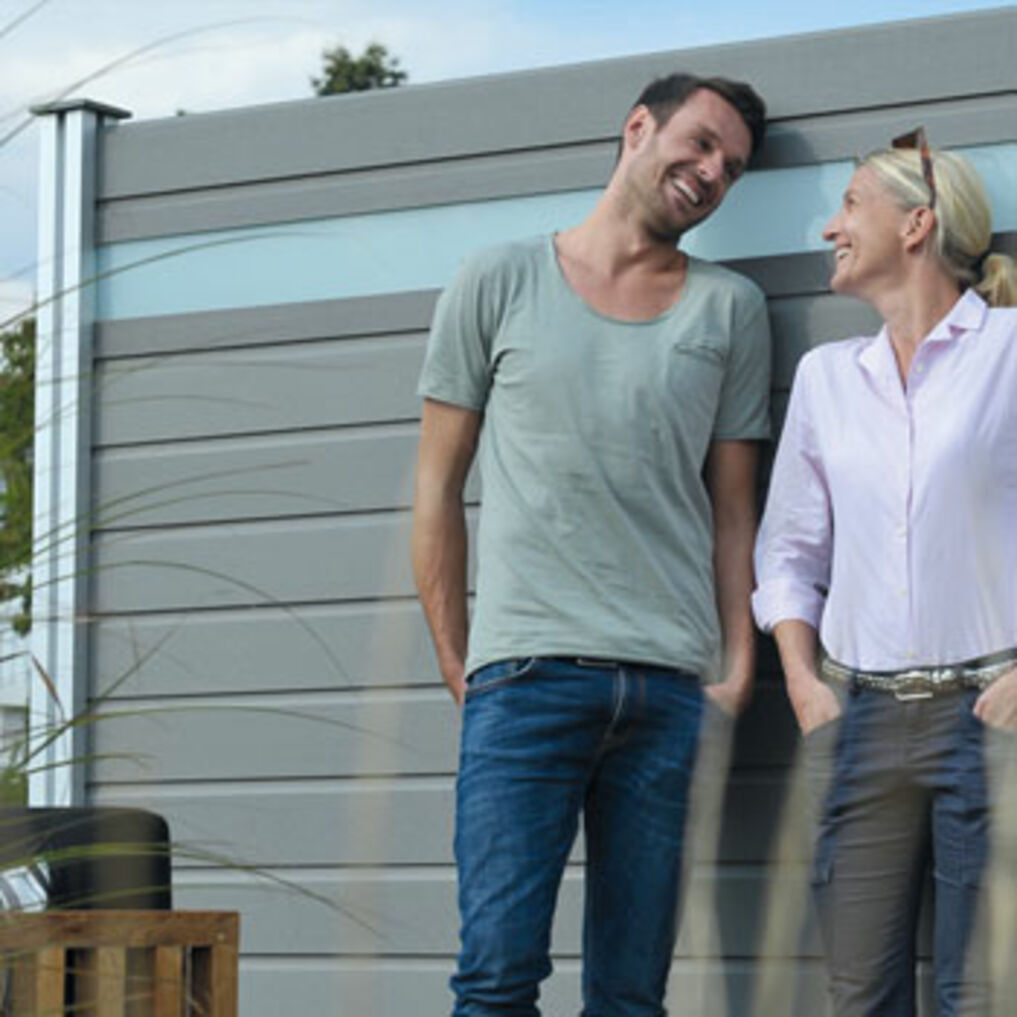 Osmo neue Werkstoffe für den Außenbereich – Multi-Fence Sichtblende aus BPC in Kombination mit Glas – einfacher Bausatz für den Transport und schnelle Montage