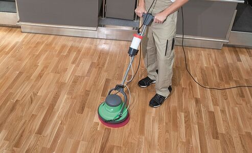 Nettoyer et rénover les parquets commerciaux avec le FloorXcenter Osmo