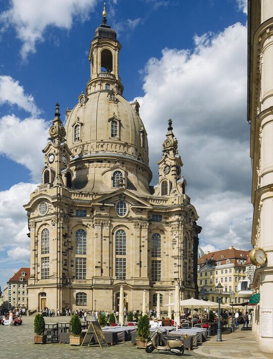 Osmo Reference: Dresdens Frauenkirche från utsidan på torget Neumarkt